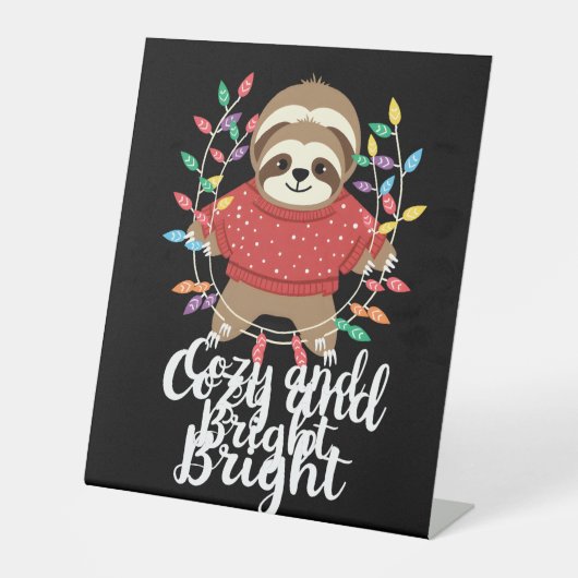 Cozy And Bright Sloth Christmas Lights (3) Sockelschild (Vorderseite)