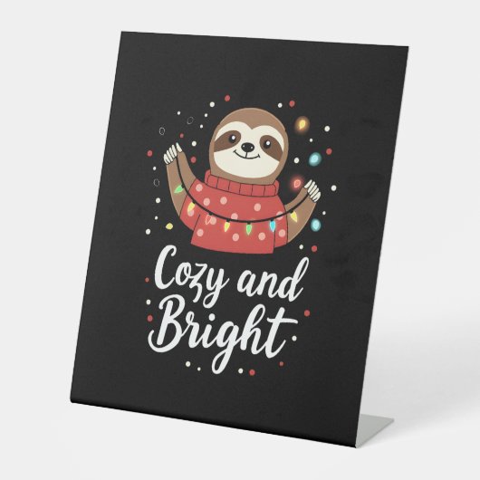 Cozy And Bright Sloth Christmas Lights (4) Sockelschild (Vorderseite)