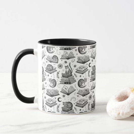 Cozy Black and White Cat on Books Pattern Mug Tasse (Mit Donut)