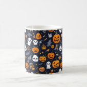 Cozy Black Background Ghost & Pumpkin All-Over Pat Kaffeetasse (Mittel)