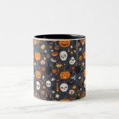 Cozy Black Background Ghost & Pumpkin All-Over Pat Zweifarbige Tasse (Mittel)