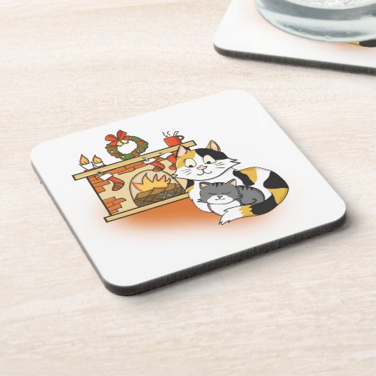 Cozy Christmas Fireplace Mom Cat with Kitten Getränkeuntersetzer (Linke Seite)