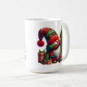 Cozy Christmas Gnome Art – Festive Holiday Kaffeetasse (VorderseiteRechts)