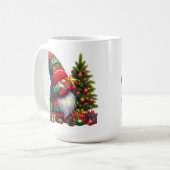 Cozy Christmas Gnome Art – Festive Holiday Kaffeetasse (Vorderseite Links)