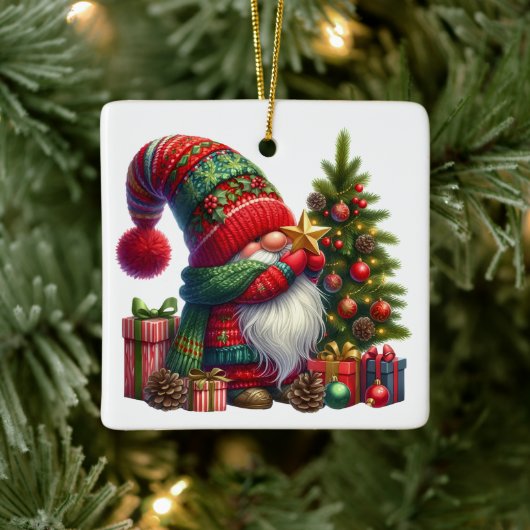 Cozy Christmas Gnome Art – Festive Holiday Keramikornament (Baum)