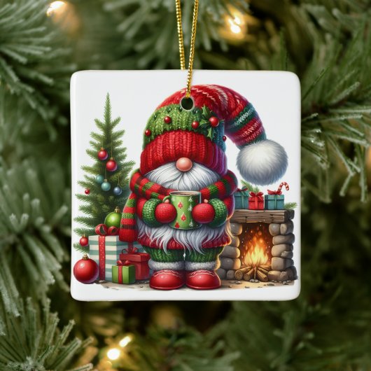 Cozy Christmas Gnome Art – Festive Holiday Keramikornament (Baum)