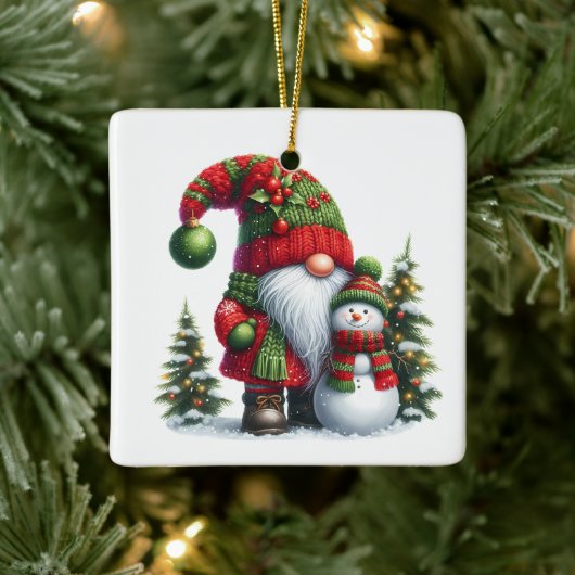 Cozy Christmas Gnome Art – Festive Holiday Keramikornament (Baum)