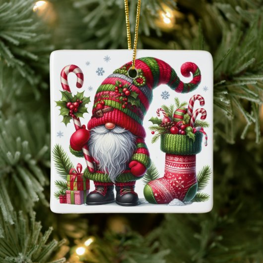 Cozy Christmas Gnome Art – Festive Holiday Keramikornament (Baum)