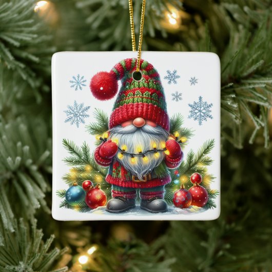 Cozy Christmas Gnome Art – Festive Holiday Keramikornament (Baum)