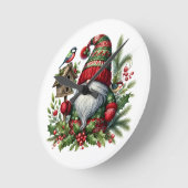 Cozy Christmas Gnome Art – Festive Holiday Runde Wanduhr (Winkel)