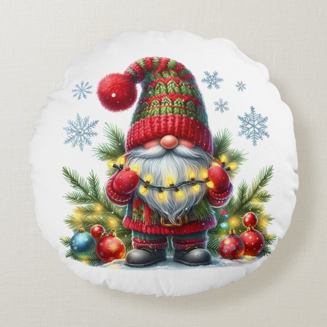 Cozy Christmas Gnome Art – Festive Holiday Rundes Kissen (Vorderseite)