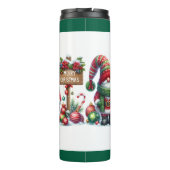 Cozy Christmas Gnome Art – Festive Holiday Thermosbecher (Rückseite)