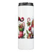 Cozy Christmas Gnome Art – Festive Holiday Thermosbecher (Rückseite)