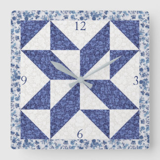 Cozy Country Blue White Calico Faux Quilt Square Quadratische Wanduhr