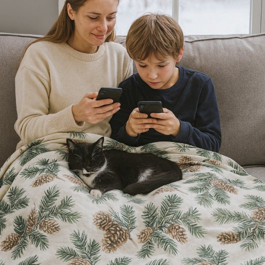 Cozy Evergreen and Pinecones  Fleecedecke