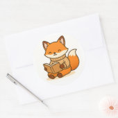 Cozy Fox Reading a Book (Glossy White Background) Runder Aufkleber (Umschlag)