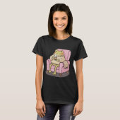 Cozy Frog Drinking Tea On Sofa Illustration T-Shirt (Vorne ganz)