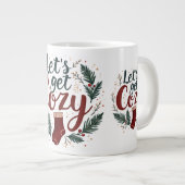 Cozy Holiday Pine Berry Lettering Jumbo-Tasse (Vorderseite Rechts)