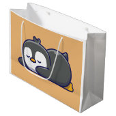 Cozy Little Penguin Nap Große Geschenktüte (Vorderseite Schrägansicht)
