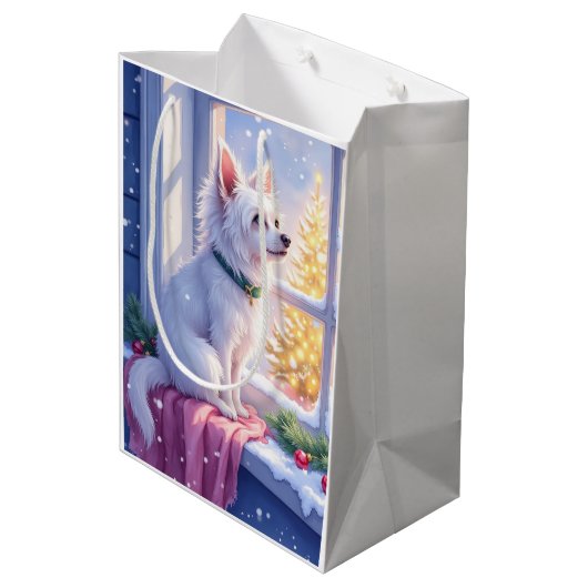 Cozy Maltese by Snowy Window Christmas Dog Art Mittlere Geschenktüte (Rückseite Schrägansicht)