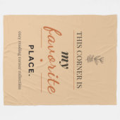 Cozy Reading Corner Throw Blanket  Fleecedecke (Vorderseite (Horizontal))