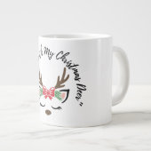 Cozy Sips with My Christmas Deer” – Cute Reindeer Jumbo-Tasse (Vorderseite Rechts)