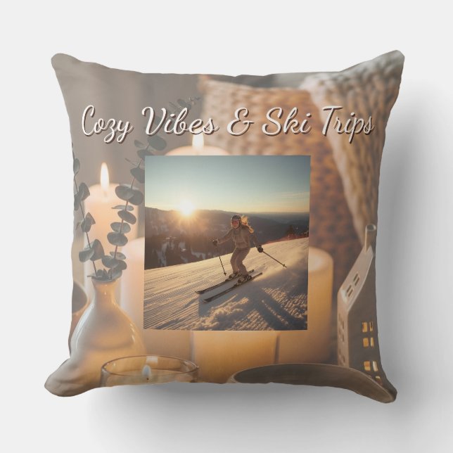 Cozy Ski Trip Throw Pillow | Mountain Lifestyle Kissen (Vorderseite)