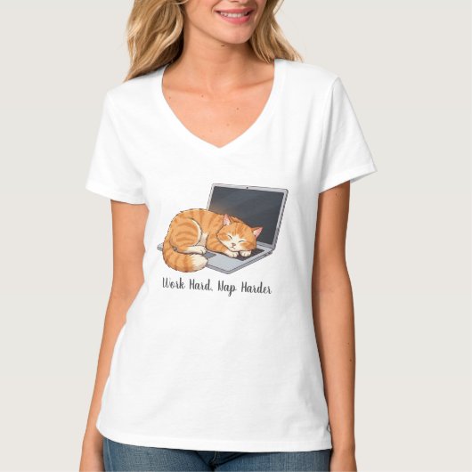 Cozy Tabby on Laptop T-Shirt (Vorderseite)