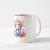Cozy Triceratops Mug - Dinosaur in Blanket Sipping Zweifarbige Tasse (VorderseiteRechts)