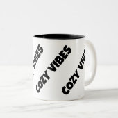 COZY VIBES ZWEIFARBIGE TASSE (VorderseiteRechts)