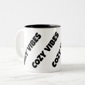 COZY VIBES ZWEIFARBIGE TASSE (Vorderseite Links)