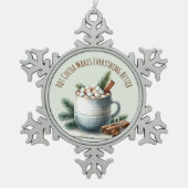 Cozy Winter Cocoa Marshmallow Scene Schneeflocken Zinn-Ornament (Vorderseite)