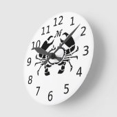 Crab Monogram im Schwarzen Stift Runde Wanduhr (Winkel)