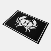 CRAB WHITE on BLACK initial Modern Letter Fußmatte (Schrägansicht)