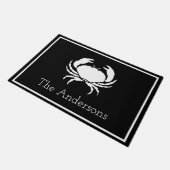 CRAB WHITE on BLACK initial Modern Letter Fußmatte (Schrägansicht)