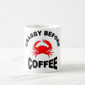 Crabby vor Kaffee-Tasse Kaffeetasse (Mittel)