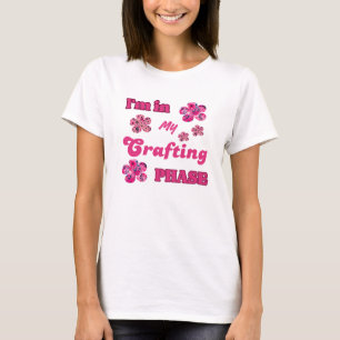 Crafting-Phase der Hot Pink Typografie T-Shirt