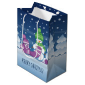 Crafty Snowman Knitting Scarf Mittlere Geschenktüte (Vorderseite Schrägansicht)