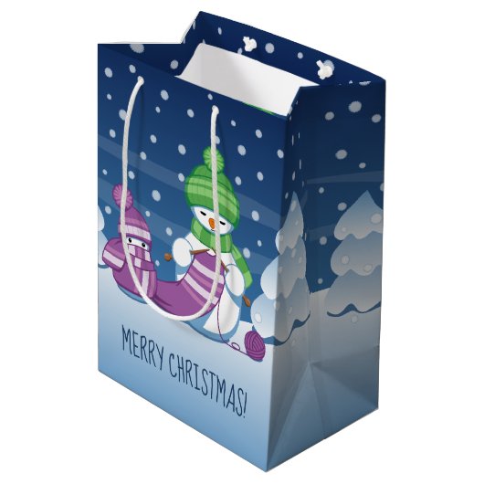 Crafty Snowman Knitting Scarf Mittlere Geschenktüte (Rückseite Schrägansicht)