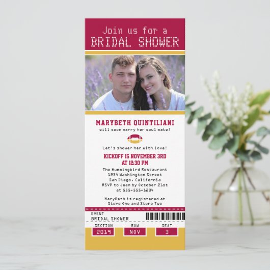 Cranberry Gold Football Ticket Brautparty Einladung (Stehend Vorderseite)