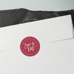 Cranberry | Moderner Pinsel Save the Date Runder Aufkleber<br><div class="desc">Die eleganten und modernen Save the Date Aufkleber sind mit ihren Namen und ihrem Hochzeitstag in kreisförmigen Schriftzügen, die "Save the Date" in der weißen handgeschriebenen Pinseltypografie enthalten, versehen. Der reichhaltige Himmelsbeerhintergrund ist auffallend und elegant, um Ihre Save the Date Mailings, insbesondere für Hochzeiten im Winter, im Urlaub oder in...</div>