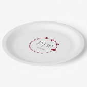Cranberry Red Simple Heart Wreath Monogram Wedding Pappteller (Schrägansicht)