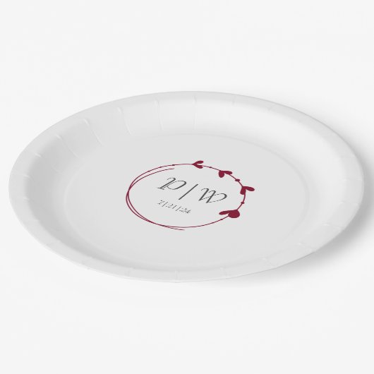 Cranberry Red Simple Heart Wreath Monogram Wedding Pappteller (Schrägansicht)