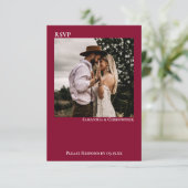Cranberry Red Simple Minimalistisch Foto Wedding RSVP Karte (Stehend Vorderseite)