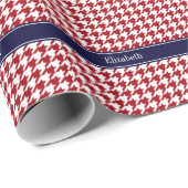 Cranberry Red Whit Hahnentrittmuster Navy Name Mon Geschenkpapier (Rolleneckpunkt)