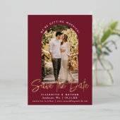 Cranberry Save the Date Stilvolles Script-Foto Folieneinladung (Stehend vorne)