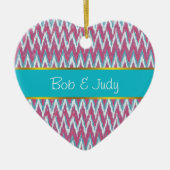 Cranberry und Aquamarines iKat ZigZag Muster Keramik Ornament (Vorne)
