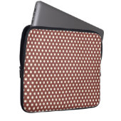 Cranberry und White Polka Dot Laptopschutzhülle (Vorne Rechts)
