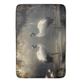 Crane Pair in einem Misty-Sumpf Badematte (Vorderseite Vertikal)
