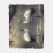 Crane Pair in einem Misty-Sumpf Fleecedecke (Vorderseite)